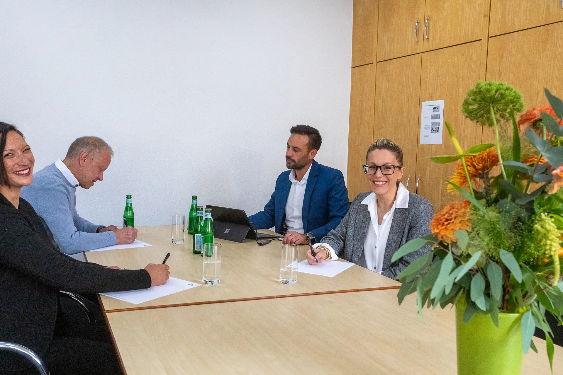 JS14-8269 Besprechung in den Räumen der BSG Aufbau