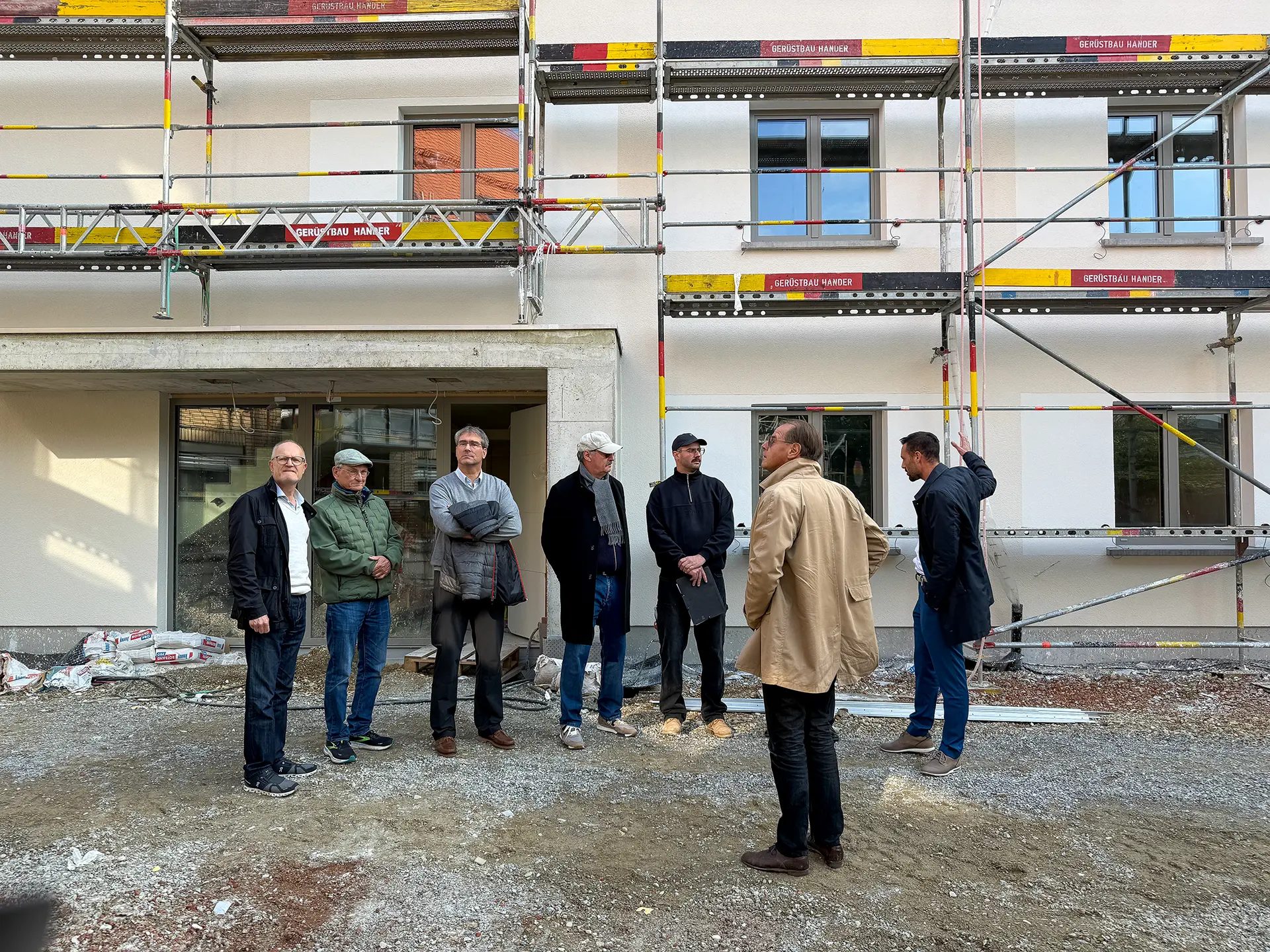 JS9-8989 Mitglieder der BSG Aufbau kontrollieren eine Baustelle