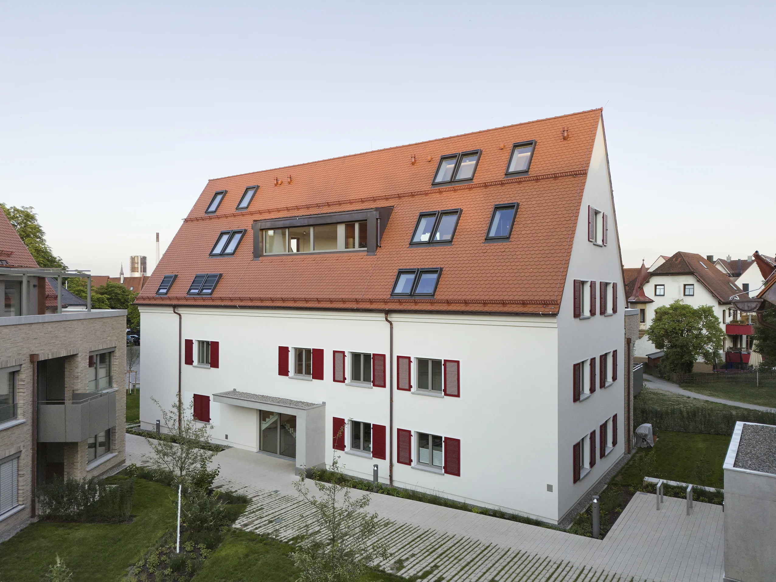 Mitglieder der BSG Aufbau kontrollieren eine Baustelle